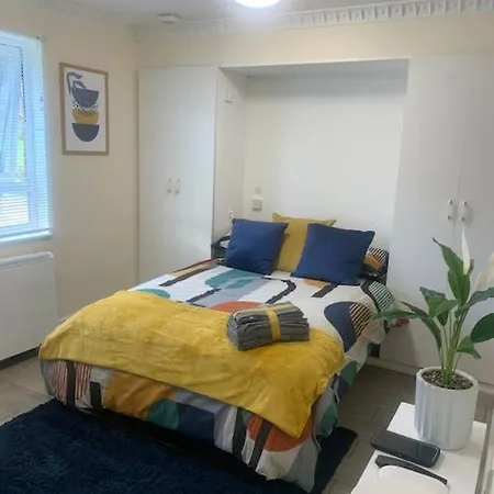Private Ground Floor Studio In Dartford Da1 Free Parking Tfl Zone 6