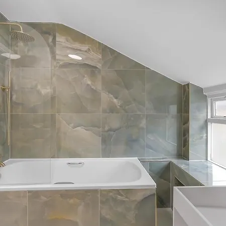 Super Stylish 2 Bed Brixton Zone 1-3 Apartment London