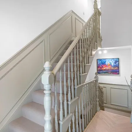 Super Stylish 2 Bed Brixton Zone 1-3 *