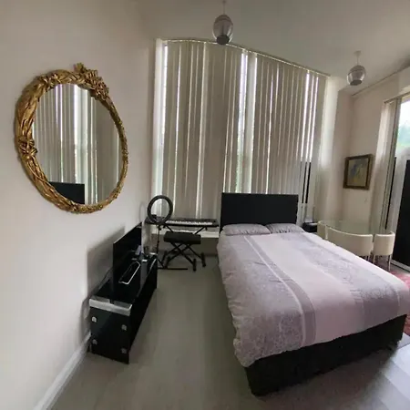Spacious King With Private Entrance - Near Emirates And Camden And King's Cross - 5 Min To Tube