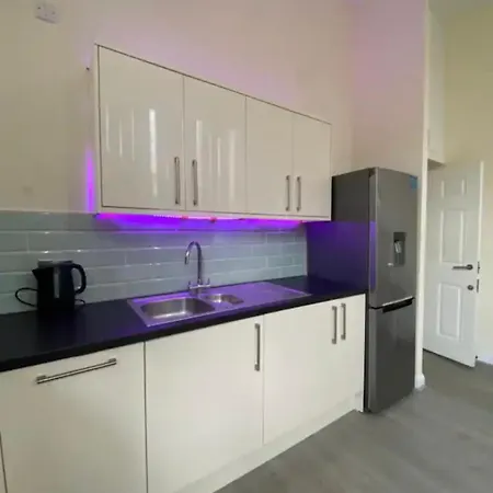 Homestay Spacious King With Private Entrance - Near Emirates And Camden And King's Cross - 5 Min To Tube *