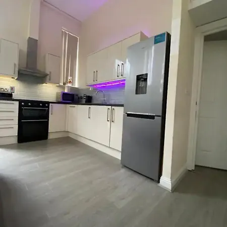 Spacious King With Private Entrance - Near Emirates And Camden And King's Cross - 5 Min To Tube