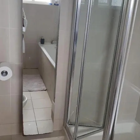 Spacious Wanstead Apartment- Sleeps 4! *