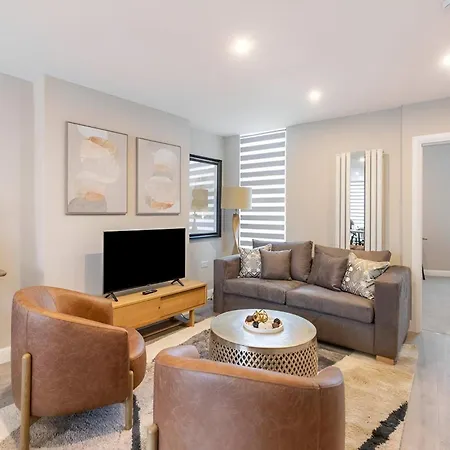 דירה Earthy Elegance Stylish 4br For Urban Escapes