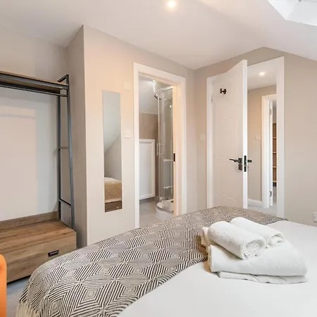 Earthy Elegance Stylish 4br For Urban Escapes *