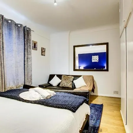 Comfortable Family Near Oxford Street London