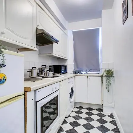 Comfortable Family Near Oxford Street