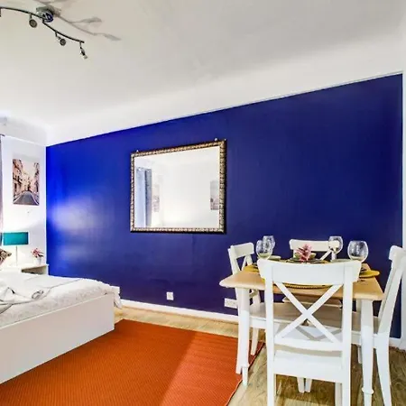 Comfortable Family Near Oxford Street