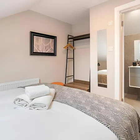 Earthy Elegance Stylish 4br For Urban Escapes דירה