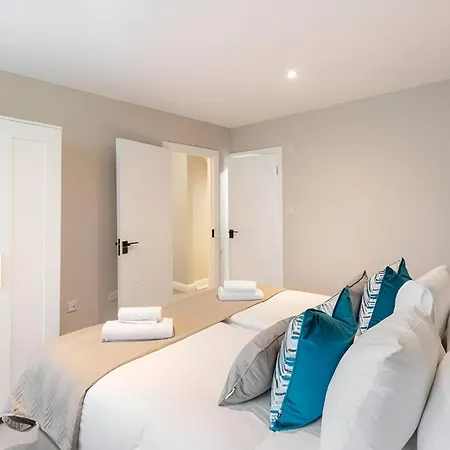 Earthy Elegance Stylish 4br For Urban Escapes לונדון