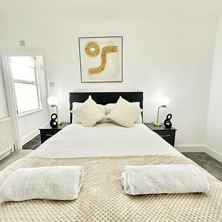 Central Two Bedroom Apartment London