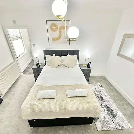 Central Two Bedroom Apartment *