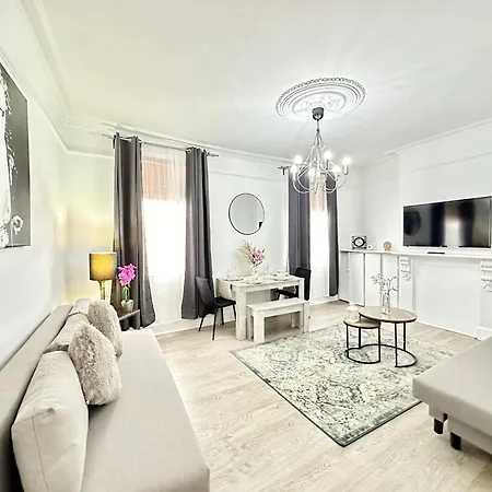 Central Two Bedroom Apartment *
