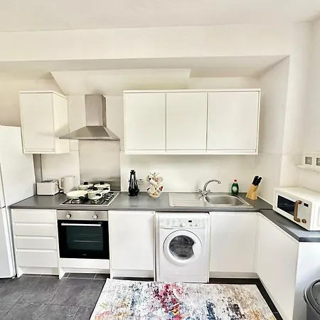 Central Two Bedroom Apartment London