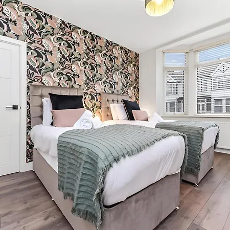 Apartment Hip & Happening 4br Urban Gem For Large Groups