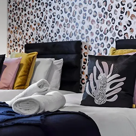Apartment Hip & Happening 4br Urban Gem For Large Groups
