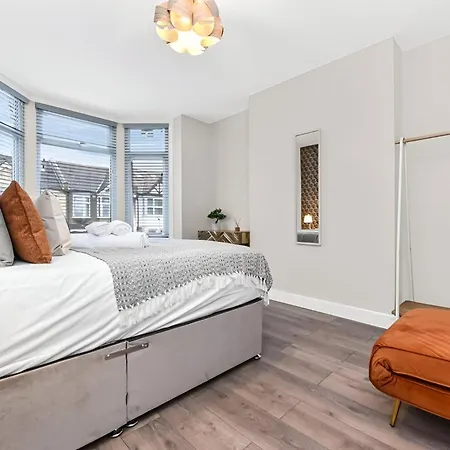 Hip & Happening 4br Urban Gem For Large Groups *