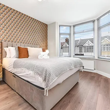 Apartment Hip & Happening 4br Urban Gem For Large Groups *