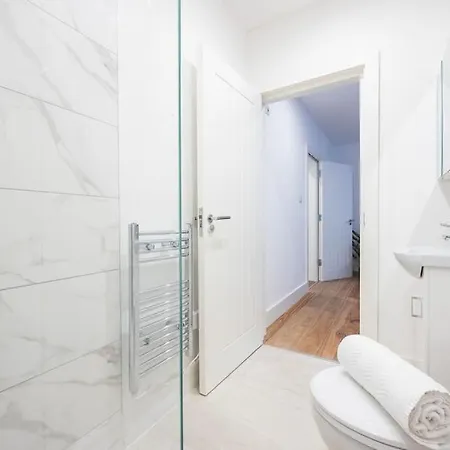 Lägenhet 1 Bed In , Sleeps 3 , Perfect For Workers , Contractors , Families *