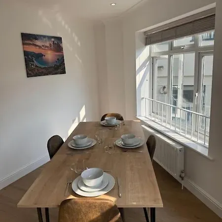 2 Bedroom, Parking, Hounslow St