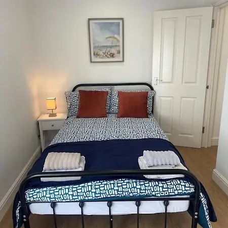 2 Bedroom, Parking, Hounslow St Apartment