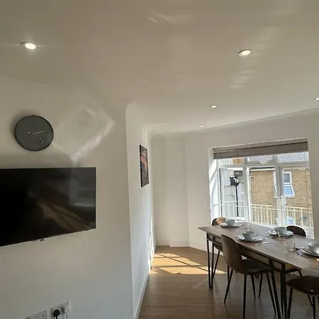 2 Bedroom, Parking, Hounslow St * London