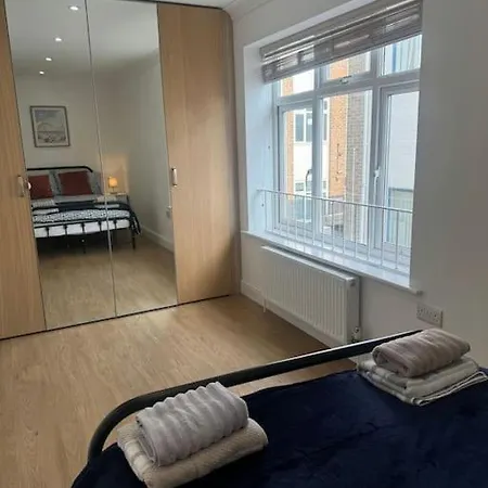 Apartment 2 Bedroom, Parking, Hounslow St *