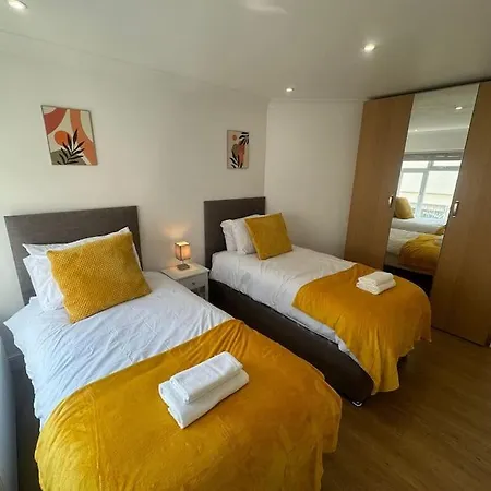 2 Bedroom, Parking, Hounslow St Apartment London