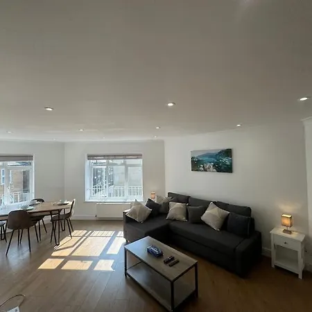 Apartment 2 Bedroom, Parking, Hounslow St