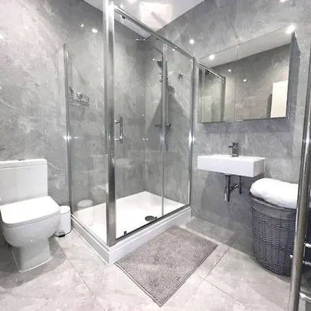 Apartment Luxury Two Bedroom Garden Flat