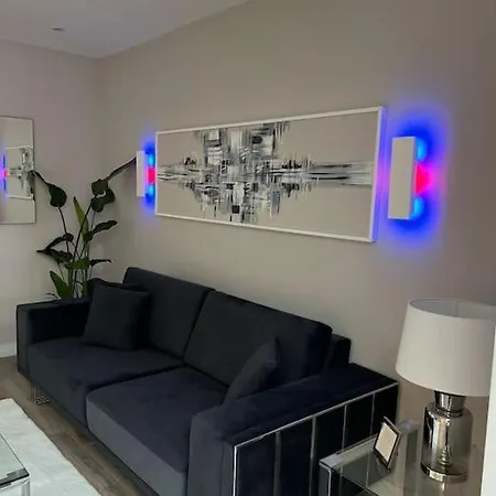 Luxury Two Bedroom Garden Flat Apartment *