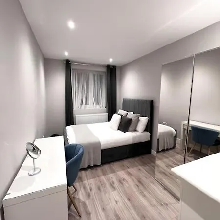 Luxury Two Bedroom Garden Flat Apartment Palmers Green