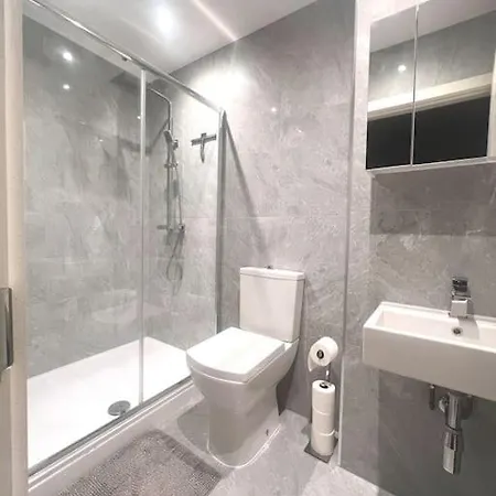 Apartment Luxury Two Bedroom Garden Flat Palmers Green