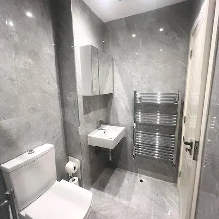 Luxury Two Bedroom Garden Flat Apartment *