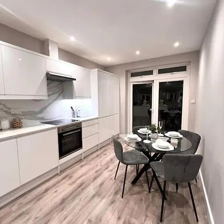 Luxury Two Bedroom Garden Flat Apartment Palmers Green