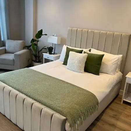 Apartment Luxury Two Bedroom Garden Flat Palmers Green