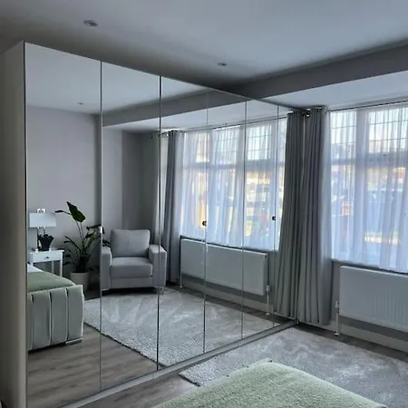 Luxury Two Bedroom Garden Flat