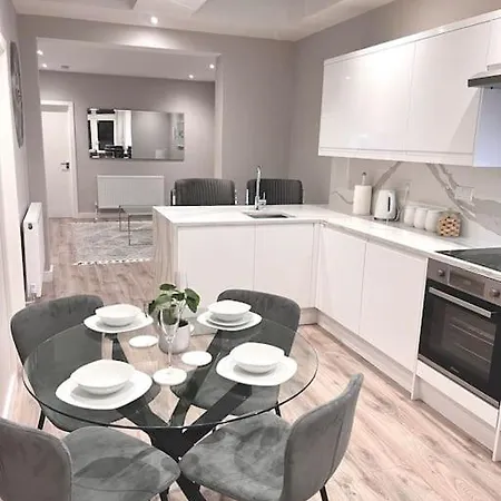 Luxury Two Bedroom Garden Flat Apartment