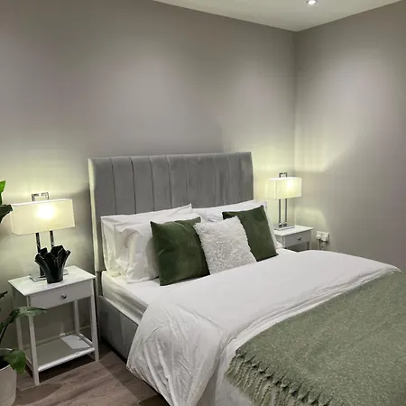 Luxury Two Bedroom Garden Flat Palmers Green