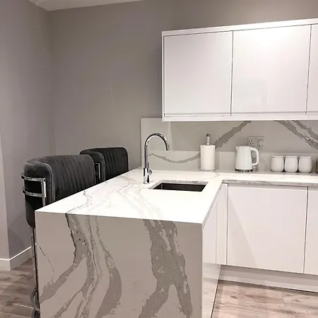 Luxury Two Bedroom Garden Flat Apartment Palmers Green