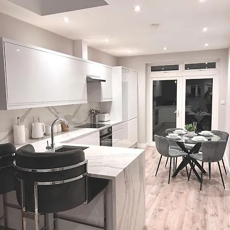 Luxury Two Bedroom Garden Flat Palmers Green