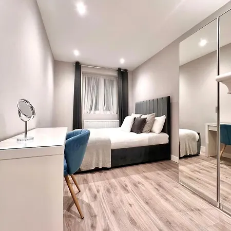 Luxury Two Bedroom Garden Flat Apartment *