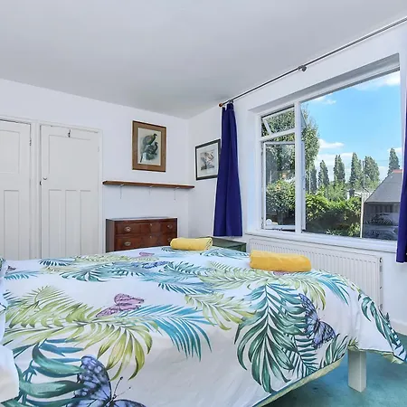 North Kensington Apartment *