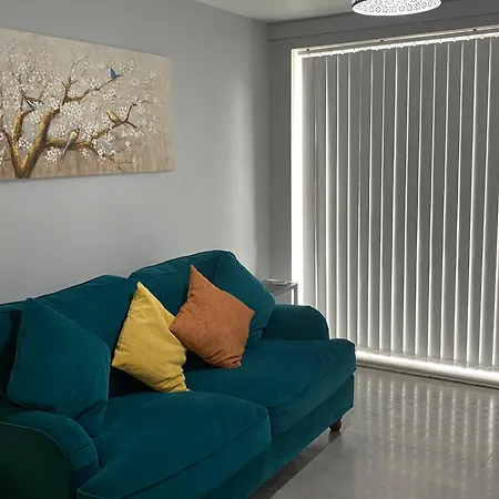 Modern 2 Bedroom Flat With Sky Tv & Free Parking