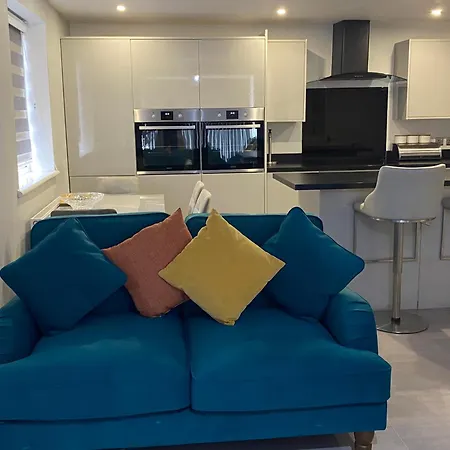 Modern 2 Bedroom Flat With Sky Tv & Free Parking Apartment