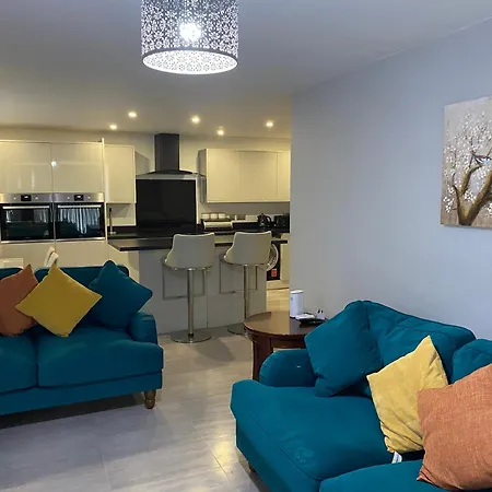 Modern 2 Bedroom Flat With Sky Tv & Free Parking Apartment *