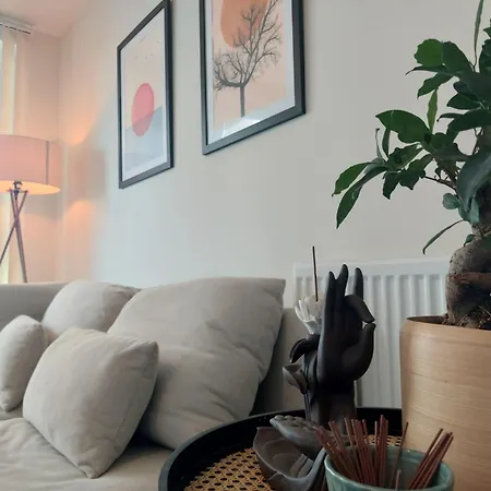 Modern Flat Close To Heathrow Airport & London Apartment *