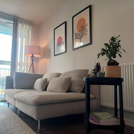 Modern Flat Close To Heathrow Airport & London *