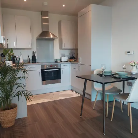 Modern Flat Close To Heathrow Airport & London * Hayes (Greater London)