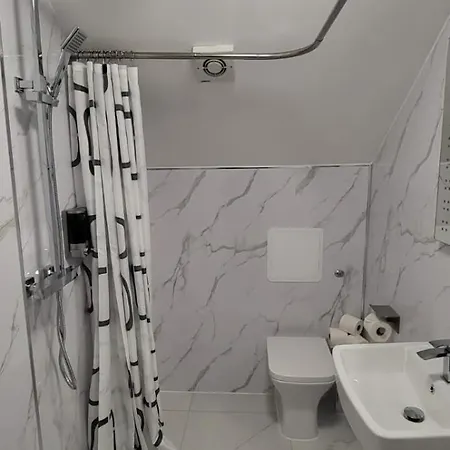 1 Bed, G-floor Close To O2, Excel And Airport *